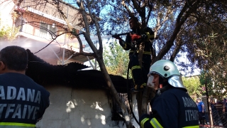Adana’da yangın çıkan evlerinde mahsur kalan anne ve 2 çocuğunu itfaiye ekibi kurtardı
