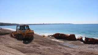 Dünyaca ünlü Konyaaltı Plajı yakınındaki 83 yıllık batık gemi karaya çıkarıldı