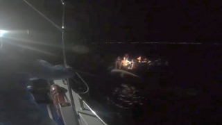 Balıkesir açıklarında Türk kara sularına itilen 37 sığınmacı kurtarıldı