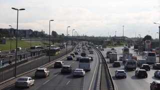 İstanbul’da sokağa çıkma kısıtlamasının sona ermesiyle trafik yoğunluğu arttı
