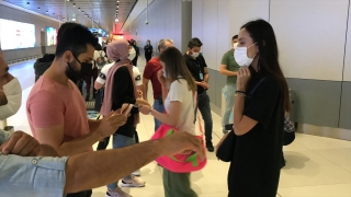 İstanbul Havalimanı’nda kurulan PCR noktasında belli sayıda yolcuya örnekleme temelinde test işlemleri yapılıyor