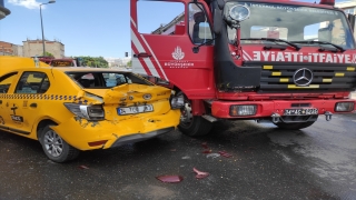 Başakşehir’de itfaiye aracıyla taksi çarpıştı: 2 yaralı
