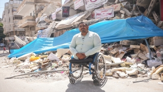 İsrail saldırılarında bacaklarını, evini ve ofisini kaybeden Filistinli gazeteci hayallerinden vazgeçmiyor: