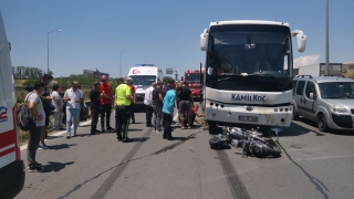 Kocaeli’de otomobile çarpan motosiklet yolcu otobüsünün altına girdi: 2 yaralı