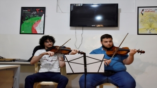Lübnan’da 73 yıldır mülteci hayatı yaşayan Filistinliler, kimliklerini müzikle korumaya çalışıyor