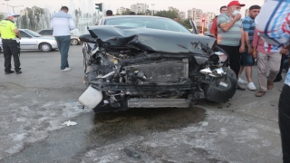 Adana’da otomobil ile hafif ticari araç çarpıştı: 3 yaralı