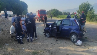 Tarım işçilerini taşıyan minibüsle otomobil çarpıştı: 2 kişi öldü, 9 kişi yaralandı