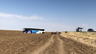 Aksaray’da yolcu otobüsü tarlaya girdi: 4 yaralı