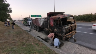 Çatalca’da bariyerlere çarparak alev alan kamyondaki yangın söndürüldü