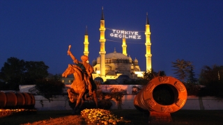 Selimiye Camisi’ne ”Türkiye Geçilmez” yazılı mahya asıldı