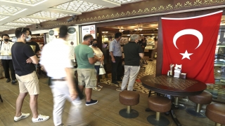 İstanbul’da vatandaşlar bayram öncesi tatlı alışverişi yaptı 