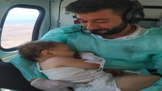 Afyonkarahisar’da üzerine sıcak su dökülen bebek, ambulans helikopterle Eskişehir’e sevk edildi