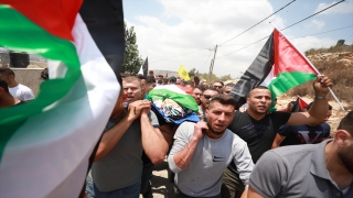 İsrail askerlerince vurularak hayatını kaybeden Filistinli çocuk son yolculuğuna uğurlandı