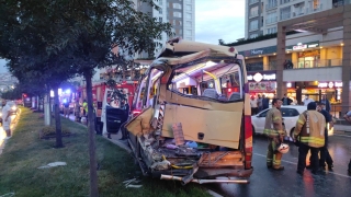 Gaziosmanpaşa’da freni boşalan kamyonet yolcu minibüsüne çarptı