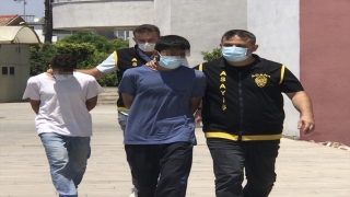 Adana’da yaşlı kadının kolyesini çaldığı iddiasıyla yakalanan 3 kardeş tutuklandı