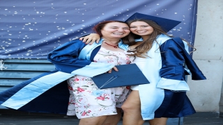 İzmir’de anne ile kızı aynı üniversiteden mezun oldu
