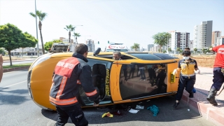 Mersin’de devrilen taksinin şoförü yaralandı