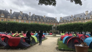 Fransa’da 400 evsiz Paris’in en turistik yerlerinden Vosges Meydanı’nda çadır kurdu