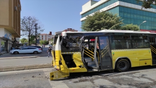 Ümraniye’de kamyonla özel halk otobüsü çarpıştı
