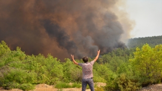 Manavgat’taki orman yangınına havadan ve karadan müdahale sürüyor