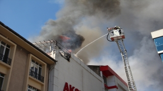 Kocaeli’de mağazanın çatısında çıkan yangın hasara yol açtı