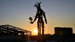 Beyrut Limanı’nda bir yıl önce meydana gelen patlamanın metal kalıntılarından anıt inşa edildi