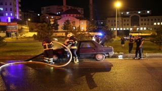 Sivas’ta seyir halindeki otomobil yandı