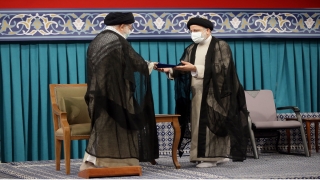 İran’ın yeni Cumhurbaşkanı Reisi, mazbatasını Hamaney’den aldı
