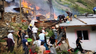 Artvin’in Yusufeli ilçesinde bir evde çıkan yangın, çevredeki bazı ahşap evlere de sıçradı
