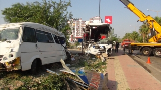 Mersin’de yolcu otobüsü devrildi: 33 yaralı