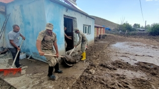 Kars’ta selden etkilenen iki köyde yardım çalışmaları sürüyor