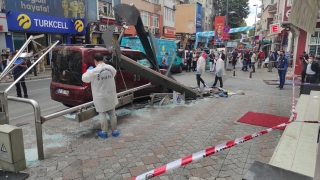 Beyoğlu’nda hafif ticari araç durakta bekleyenlere çarptı: 8 yaralı