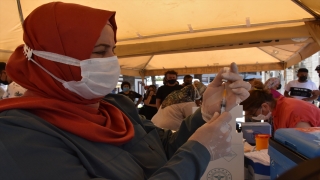 Aydın’da pazar yerine kurulan aşı istasyonuna yoğun ilgi