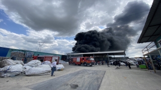 Sakarya’da geri dönüşüm fabrikasında çıkan ve palet üretim tesisine sıçrayan yangına müdahale ediliyor