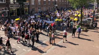 Hollanda’da binlerce gösterici aşı zorunluluğunu ve Kovid19 önlemlerini protesto etti