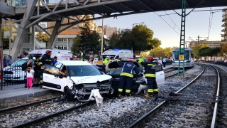 Konya’da çarpışan 2 otomobil tramvay yoluna girdi: 4 yaralı