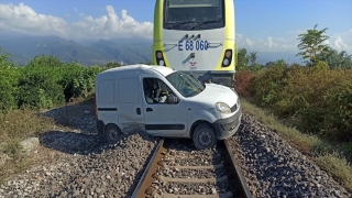 Hatay’da yük treni hafif ticari araca çarptı: 2 yaralı