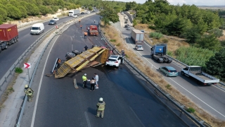 İzmir’de devrilerek sürüklenen kamyon, motosiklet ve otomobile çarptı: 2 yaralı