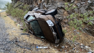 Antalya’da otomobilin şarampole devrilmesi sonucu 3 kişi yaralandı 