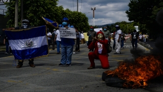 El Salvador’da binlerce kişi Devlet Başkanı Bukele’yi protesto etti