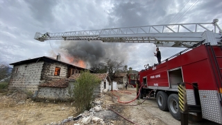 Antalya’da çıkan yangında iki katlı tarihi düğmeli ev kullanılamaz hale geldi 