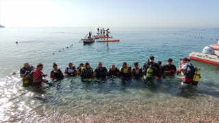 Antalya’da dünyaca ünlü Konyaaltı Sahili’nde kıyı ve deniz dibi temizliği yapıldı