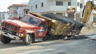 Mersin’de asfalt yüklü kamyon çöken yolda sıkıştı