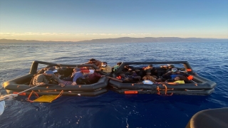 Marmaris’te Türk kara sularına itilen 48 düzensiz göçmen kurtarıldı