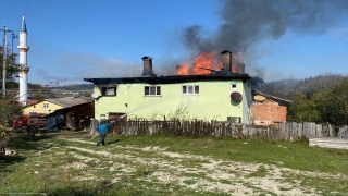 Karabük’te iki katlı ev yanarak kullanılamaz hale geldi