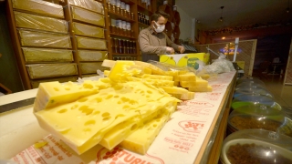 Kars’ta sezonun ilk gravyer peyniri tezgahlarda yerini aldı