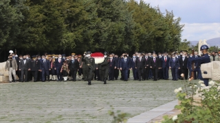 Ankara Valisi Şahin, başkentin 98’inci yılı nedeniyle Anıtkabir’i ziyaret etti