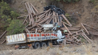 Eskişehir’de dereye düşen tomruk yüklü kamyonun sürücüsü öldü