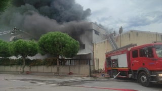 Bursa’da elyaf fabrikasında çıkan yangına müdahale ediliyor