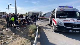 Aksaray’da pancar yüklü kamyon ile minibüsün çarpışması sonucu 4 kişi yaralandı 